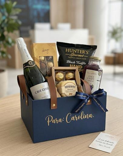 Caixa corporativa azul marinho personalizada com espumante, gourmet e fita da marca